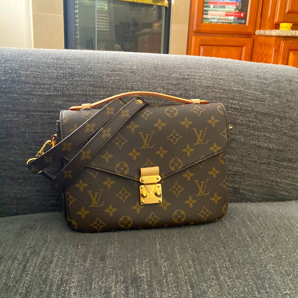 Louis Vuitton Pochette Métis in Monogram Canvas